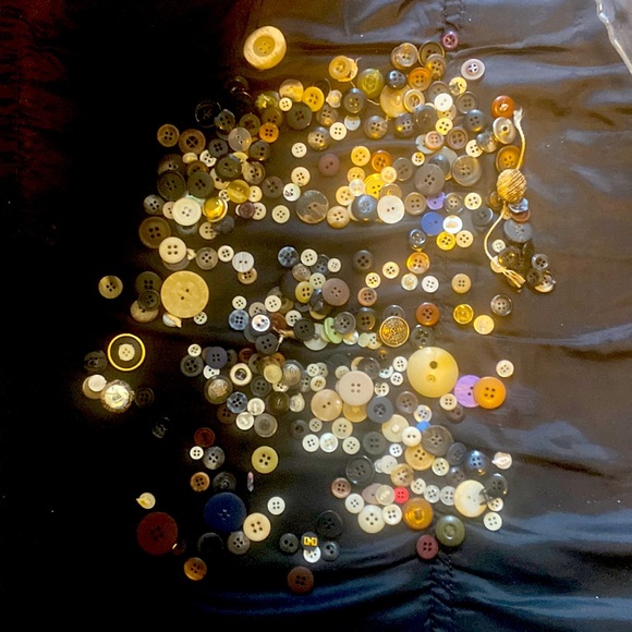 Over 100 buttons - Picture 1 of 5